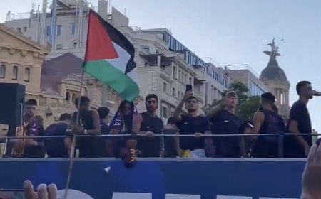 لامین یەماڵ ئاڵای فەڵەستینی بەدەستەوەیە