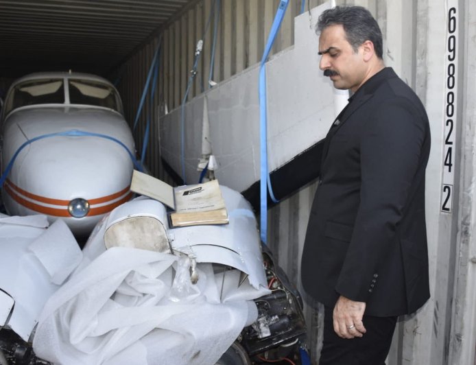 سەرۆکی دەستەی دەروازە سنوورییەکان بە سەرپەرشتی خۆی دەست بەسەر فرۆکەیەکی قاچاخدا دەگرێت